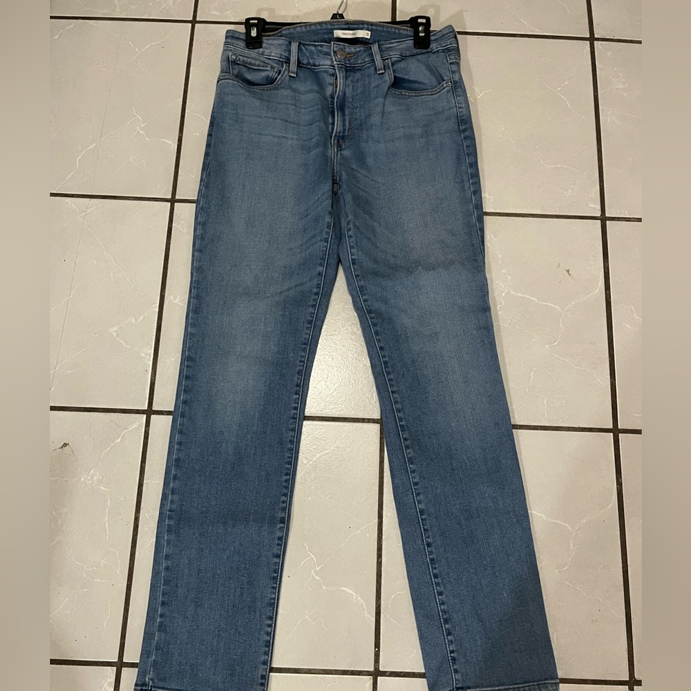 Size 31 Light wash Levi Straight Jeans! Like NEW